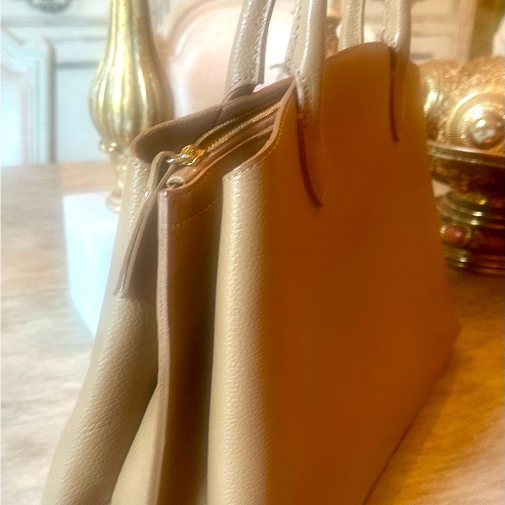 Elegant Tan Leather Handbag, perfect to carry to work, made in Italy - Picture 5 of 13